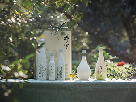 祥宇特級(jí)初榨橄欖油，純手工采摘、精選優(yōu)質(zhì)油橄欖鮮果，用意大利貝亞雷斯全自動(dòng)設(shè)備物理冷榨工藝，在鮮果采摘后8小時(shí)內(nèi)限時(shí)鮮榨而成。